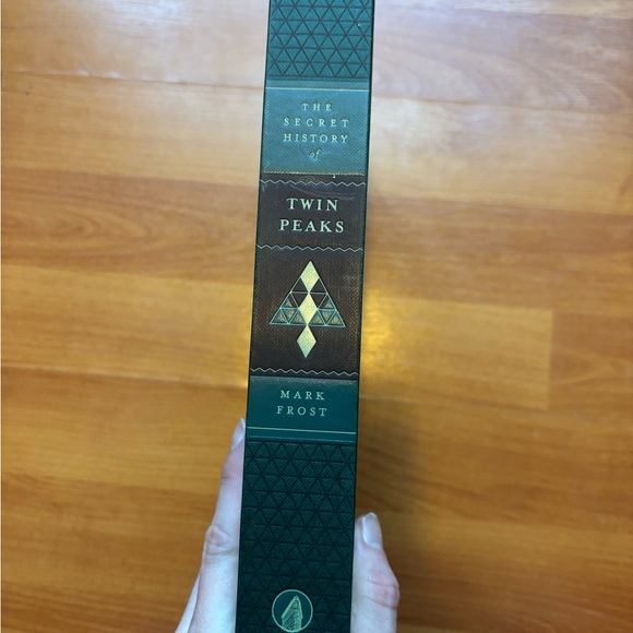 The Secret History of Twin Peaks Book - Picture 3 of 4